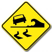 Chaussée glissante en bordure d'un cours d'eau