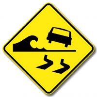 Chaussée glissante en bordure d'un cours d'eau